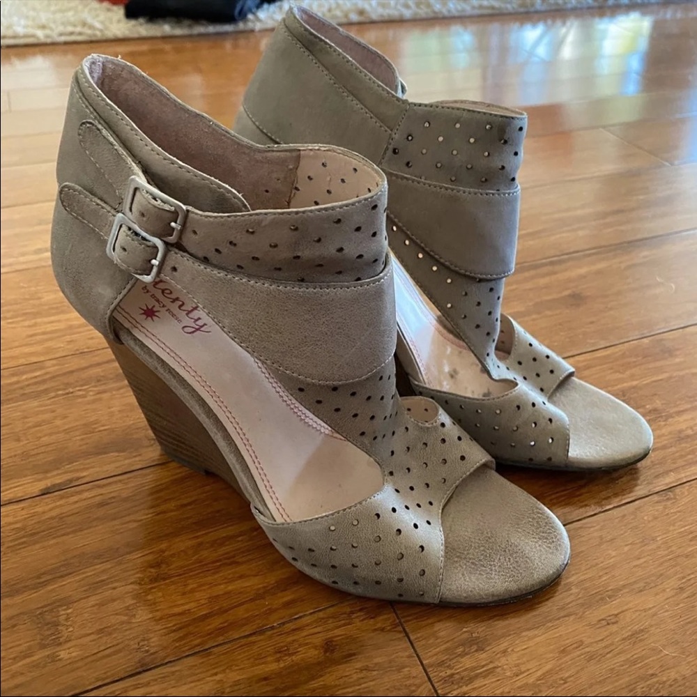 Plenty by Tracy Reece Wedges Size 7